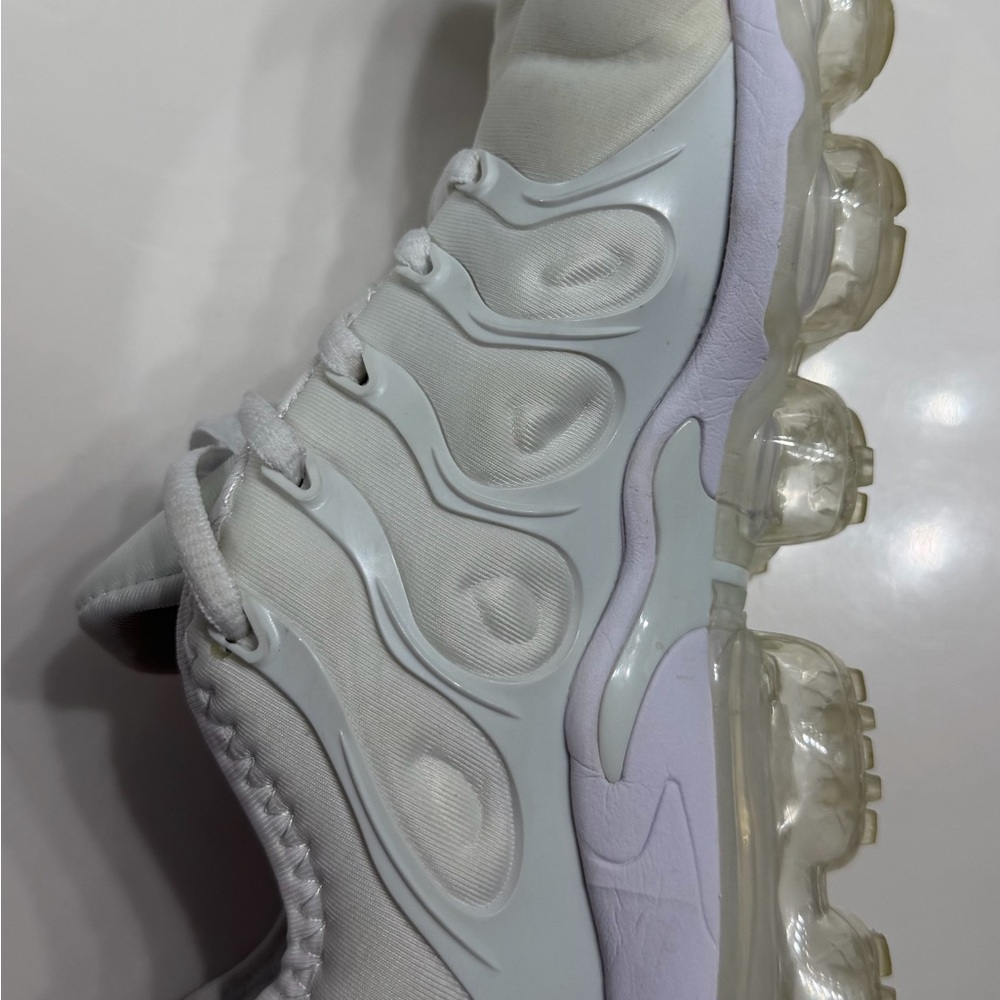 All-White Athletic Sneakers - Minimal Design AIR VAPORMAX PLUS - Picture 4 of 8